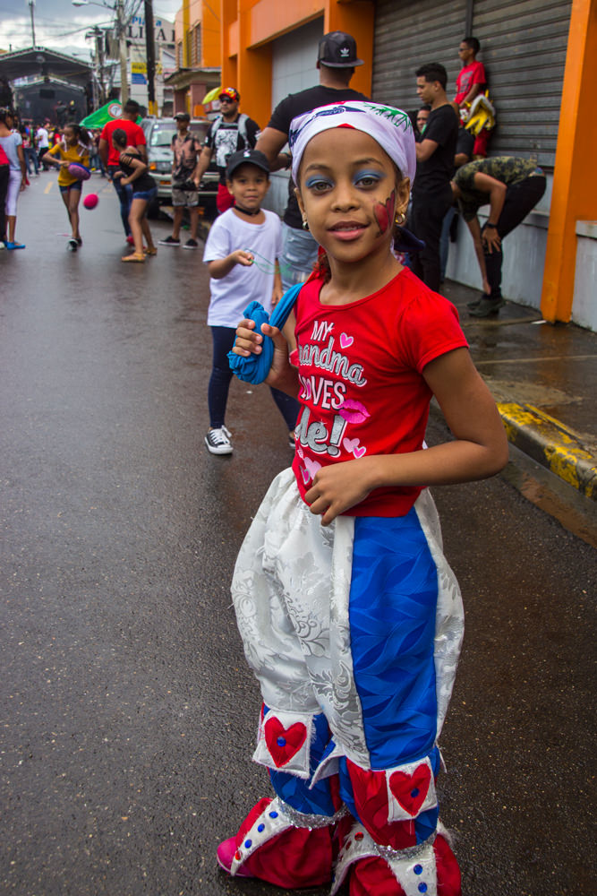 Mädchen mit Peitsche, Carnaval de La Vega, Dominikanische Republik