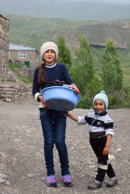 Kinder in Bergdorf, Kaukasus