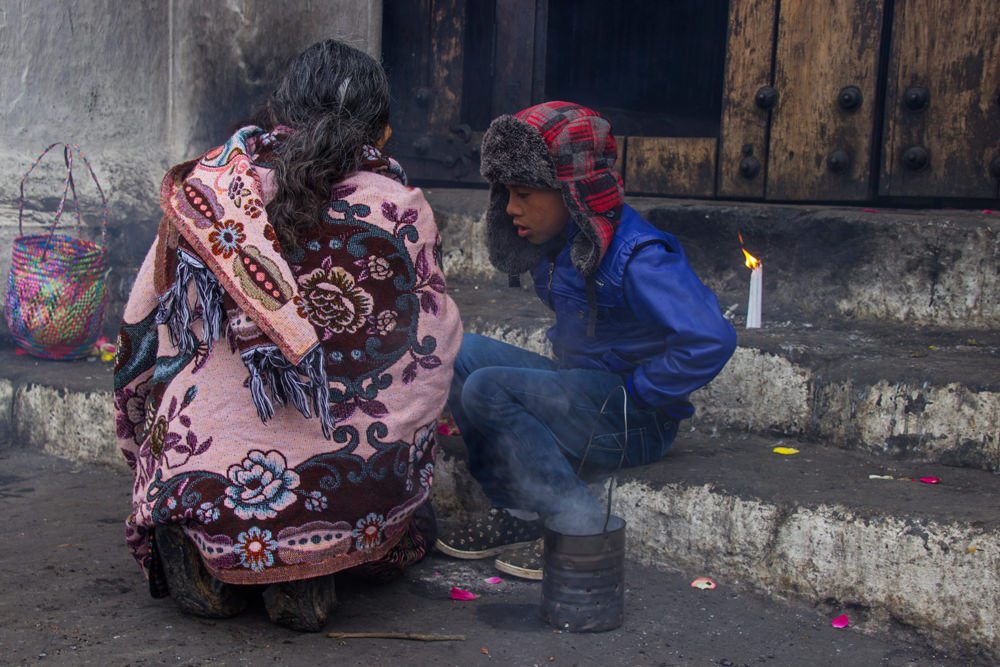 Ritual vor Kirche, Chichicastenango, Guatemala