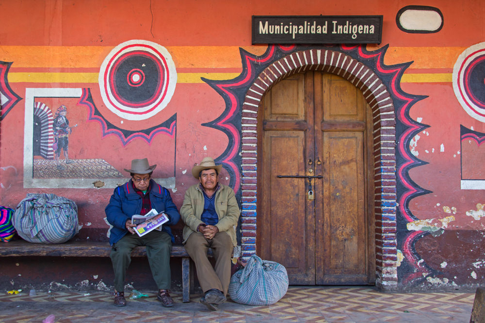 alte Männer vor dem Rathaus, Guatemala